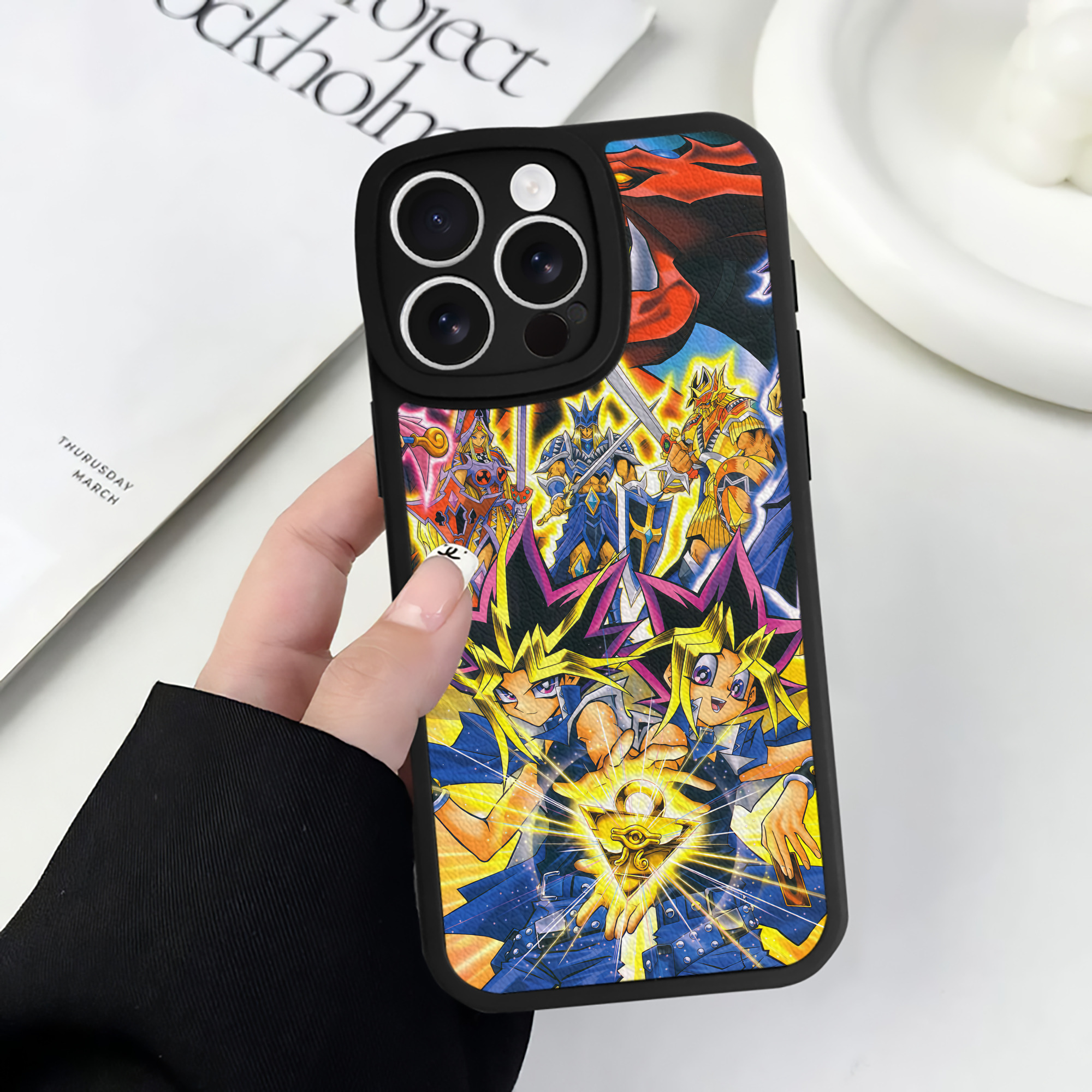 （画像用） 遊☆戯☆王 Yu-Gi-Oh! 【iPhone 16シリーズ対応】シリコンスマホケース（レザー調） 材質：シリコン